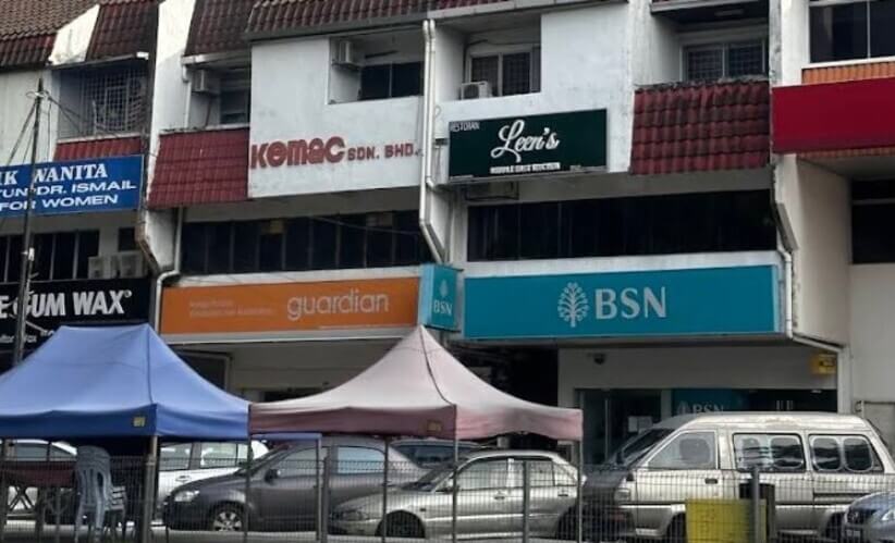 Pemandangan luar deretan kedai yang menempatkan cawangan Bank Simpanan Nasional (BSN), kedai Guardian, dan premis perniagaan lain seperti Leen's Middle East Kitchen