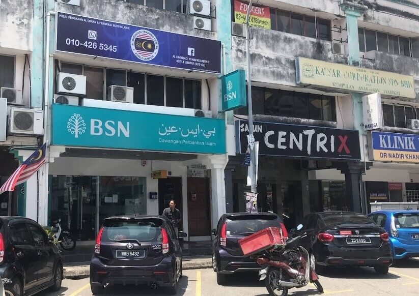 Pandangan luar premis Bank Simpanan Nasional (BSN) Cawangan Perbankan Islam di barisan rumah kedai bersama deretan kereta yang diletakkan di hadapannya