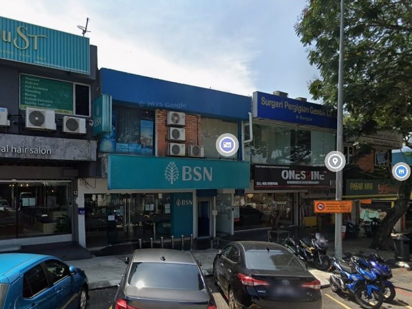 Pandangan hadapan cawangan Bank Simpanan Nasional (BSN) di sebuah deretan rumah kedai bersama premis perniagaan lain dan tempat letak kereta