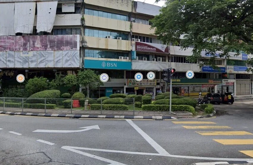 Pemandangan luar cawangan Bank Simpanan Nasional (BSN) di bangunan berbilang tingkat berhampiran persimpangan jalan dan lintasan pejalan kaki