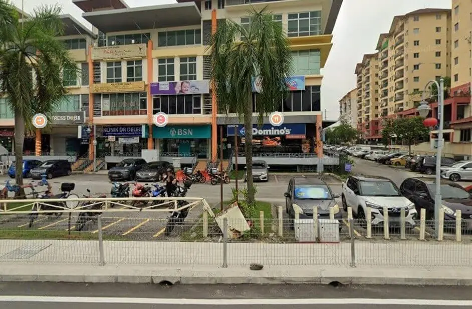 Pandangan dari jauh banglo kedai komersial yang menempatkan cawangan Bank Simpanan Nasional (BSN) dan Domino's Pizza di tingkat bawah