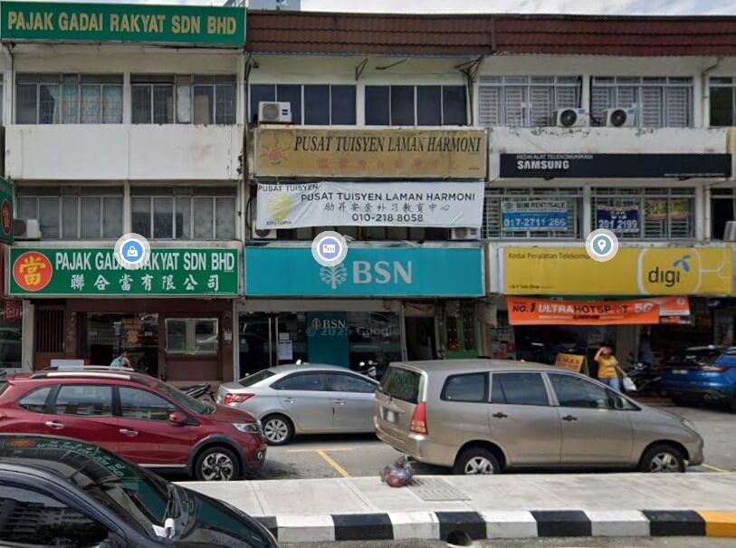 Barisan lot kedai yang menempatkan cawangan BSN, Pajak Gadai Rakyat, dan kedai Digi