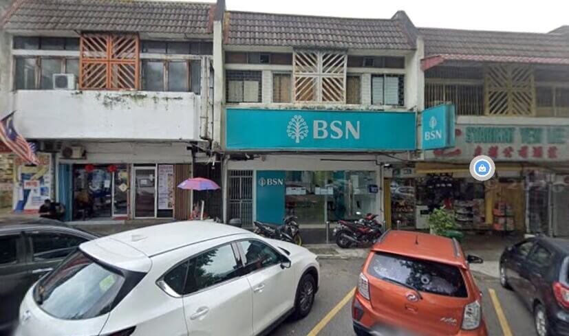 Pemandangan luar cawangan Bank Simpanan Nasional (BSN) di deretan rumah kedai dengan beberapa buah kereta diletakkan di hadapannya