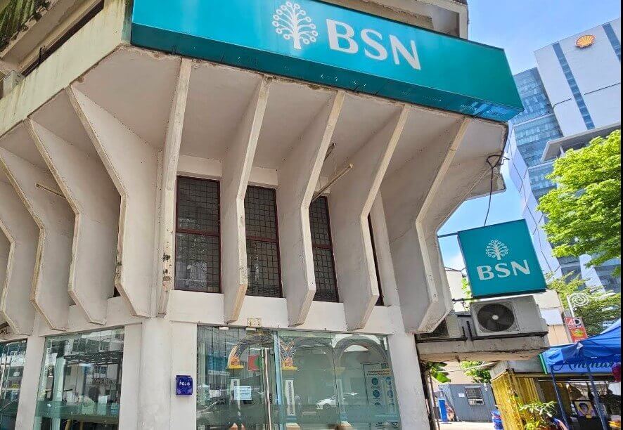 Pandangan hadapan bangunan cawangan Bank Simpanan Nasional (BSN) dengan papan tanda warna hijau pirus
