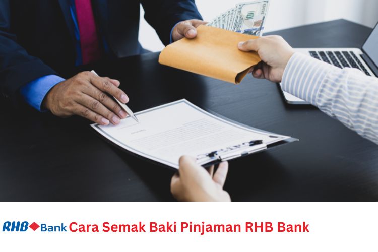 Dua orang berpakaian perniagaan bertukar-tukar dokumen yang ditandatangani dan sampul surat berwarna coklat berisi wang tunai di atas meja gelap, yang memaparkan logo RHB Bank dan teks Melayu "Cara Semak Baki Pinjaman RHB Bank."