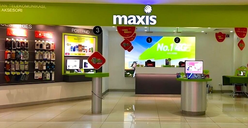 Bahagian dalam kedai Maxis Centre, terletak di pusat beli-belah. Kedai ini mempunyai reka bentuk moden dengan skema warna hijau dan putih terang, yang merupakan warna korporat Maxis. Dinding dan paparan kebanyakannya berwarna putih, manakala logo Maxis dan aksen berwarna hijau terang