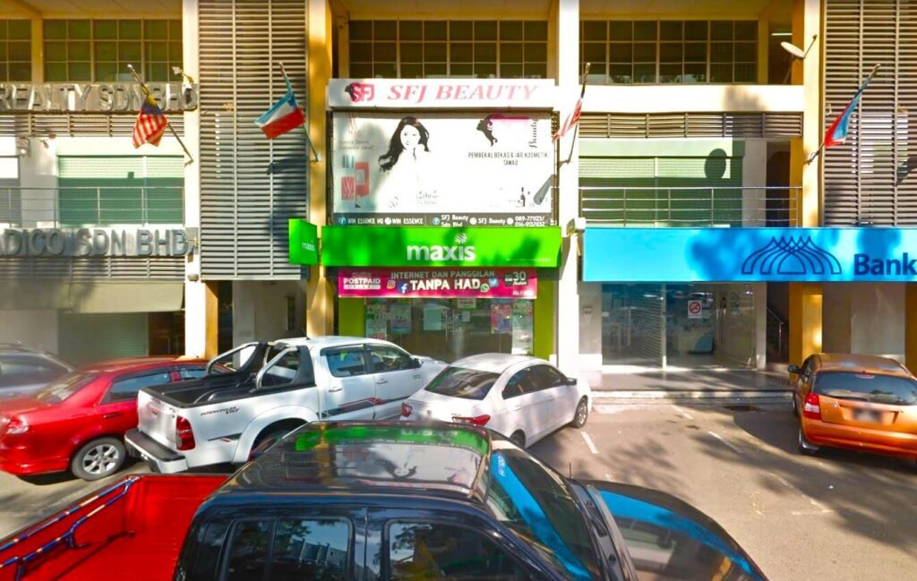 Etalase mempamerkan beberapa perniagaan. Tumpuan utama ialah kedai Maxis, yang mempunyai papan tanda hijau dan putih dan terletak di antara SFJ BEAUTY di tingkat dua dan bangunan tebing biru di sebelah kanan. Papan tanda Maxis memaparkan logo syarikat dan poster dengan tawaran promosi