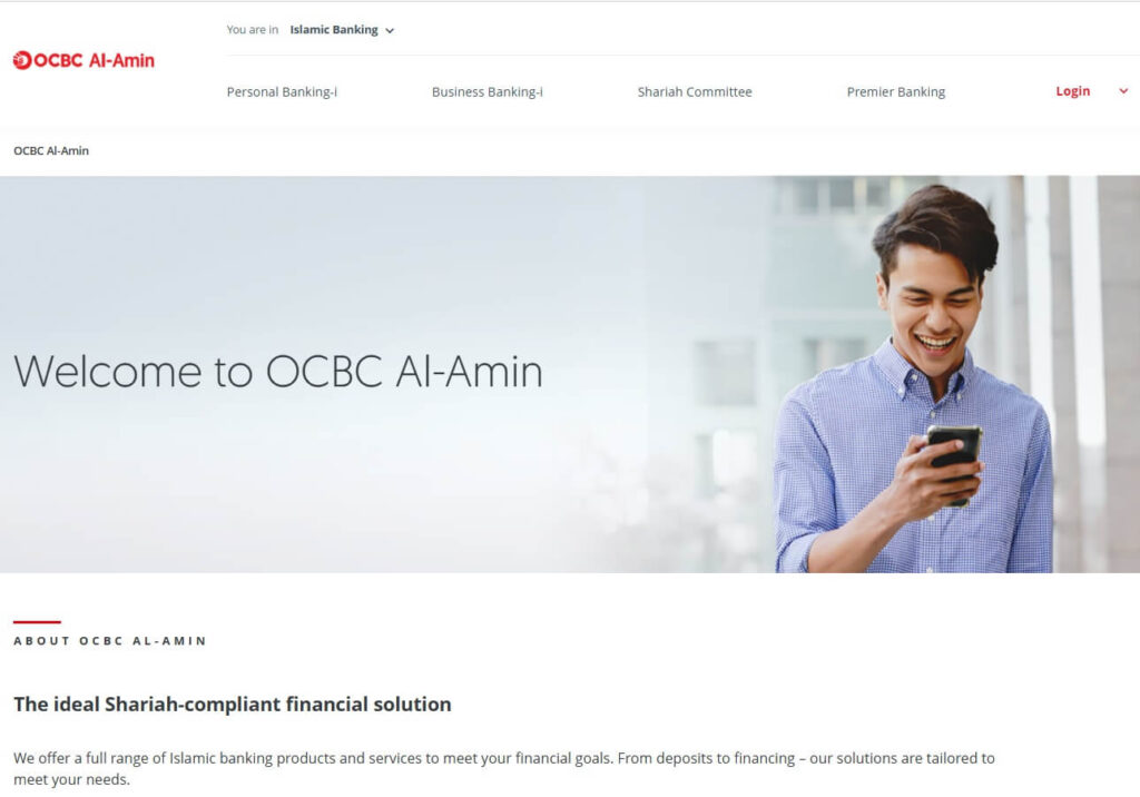 Seorang lelaki muda yang tersenyum dengan kemeja berkolar biru muda sedang melihat telefon bimbitnya, dengan latar belakang putih dan kelabu dan teks "Welcome to OCBC Al-Amin" dan "The ideal Shariah-compliant financial solution" kelihatan di sebelah kiri imej