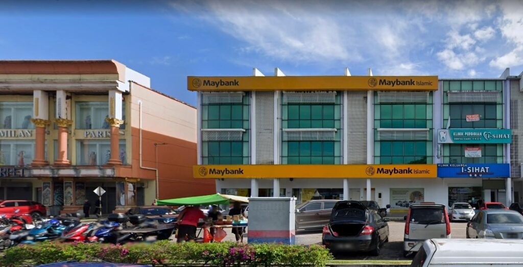 Pejabat Maybank Bandar Baru UDA ialah bangunan tiga tingkat dengan cat putih terang dan tingkap kaca yang luas. Logo dan inskripsi Maybank dan Maybank Islamic dipamerkan di tengah dan di bahagian atas bangunan, dalam warna kuning khas Malayan Banking Berhad (Maybank)