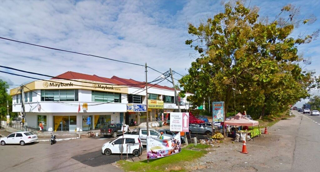 Gambar pejabat Maybank Changlun, bangunan dua tingkat dengan cat putih dan jubin bumbung merah, dan logo Maybank berlatar belakang kuning yang terletak di Jalan Khaya 1, Taman Khaya, 06010 Changlun