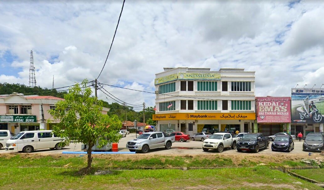 Foto luaran pejabat Maybank Gua Musang tiga tingkat dari hadapan, terletak di PT 7846 & PT 7847, Jalan Persiaran Raya, Taman Mesra