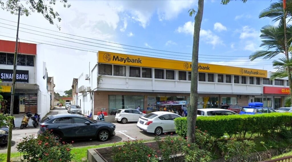 Foto pejabat Maybank Jalan Tebrau dua tingkat yang panjang dengan cat putih terang. Seperti biasa, terdapat logo dan tulisan Maybank dan Maybank Islamic di hadapan bahagian atas bangunan