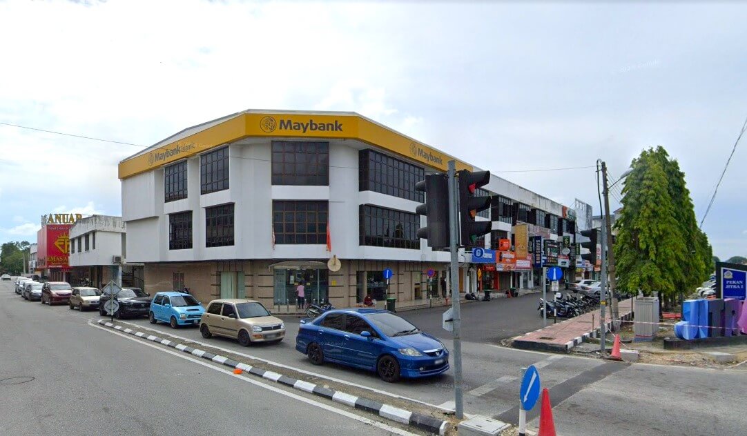 Gambar luaran dari hadapan dan sisi pejabat Maybank Jitra yang terletak di Jalan PJ 7, Pekan Jitra 2, 06000 Jitra, Kedah. Bangunan tiga tingkat dengan dinding coklat di bawah dan putih di atas