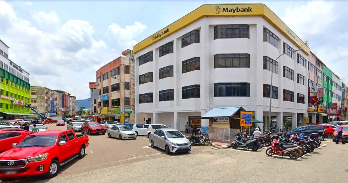Pejabat Maybank Kluang mempunyai tingkat empat tingkat dengan cat putih terang, terdapat logo dan tulisan Maybank dan Maybank Islamic di bahagian atas bangunan bercirikan warna kuning Malayan Banking Berhad (Maybank)