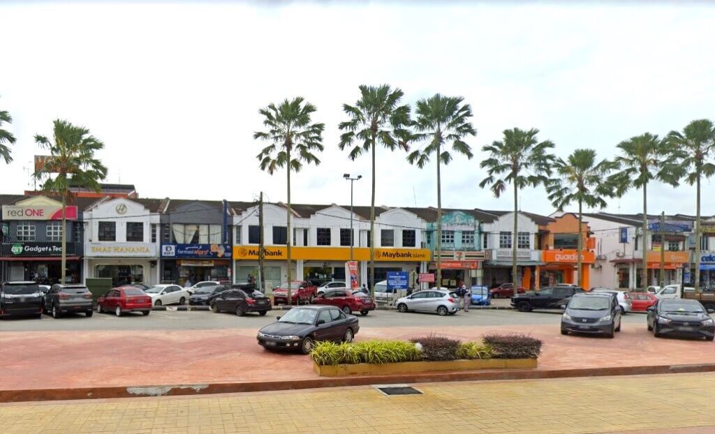 Lokasi pejabat Maybank Kota Tinggi adalah dua tingkat dengan dinding bercat putih di tengah-tengah deretan kiosk di Jalan Niaga 1, Pusat Perdagangan, 81900 Kota Tinggi