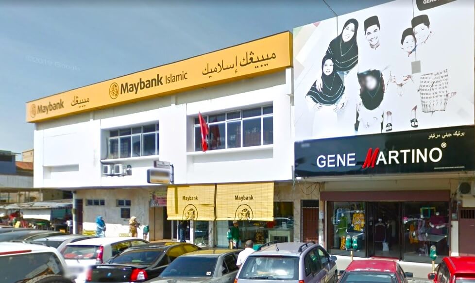 Gambar dari hadapan Maybank Kuala Krai yang beralamat di 1526-9, Jalan Tengku Zainal Abidin, Kuala Krai