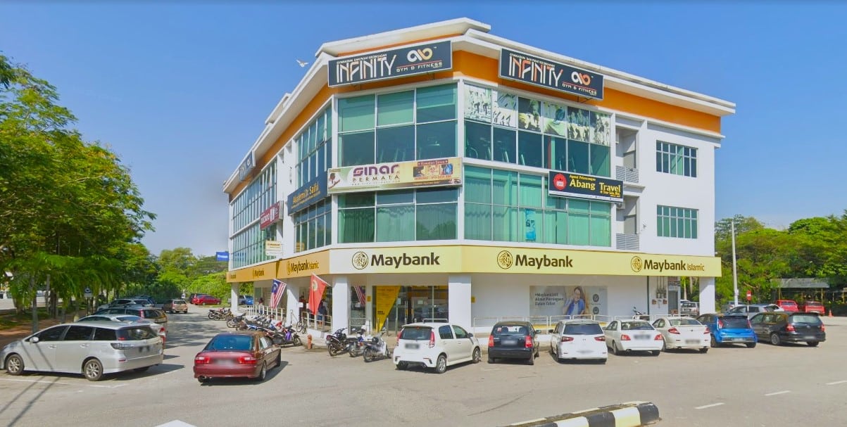 Gambar luaran dari hadapan dan sisi pejabat Maybank Kulim yang terletak di Jalan Kelang Lama, Taman Manggis, 09000 Kulim. Bangunan tiga tingkat dengan dinding bercat putih dan tingkap kaca besar dengan logo dan perkataan "Maybank" & "Maybank Islamic" dilampirkan