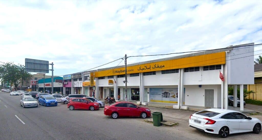 Gambar dari hadapan sedikit ke kanan Maybank - MIB Kota Bharu yang terletak di Lot 342, Jalan Sultan Yahya Petra, 15200 Kota Bharu, Kelantan
