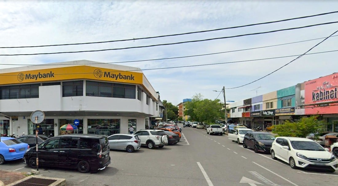 Foto pejabat Maybank Mergong yang terdiri daripada dua tingkat berdinding putih dan logo ditambah perkataan "Maybank" di dinding bahagian atas bangunan