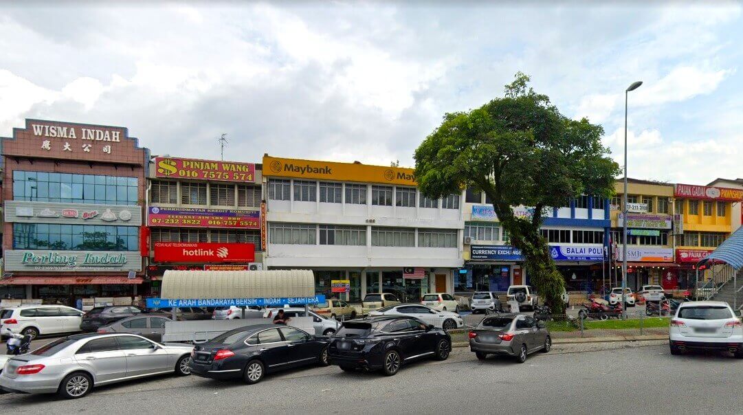 Lokasi pejabat Maybank Perling - Taman Perling Branch berada di deretan kiosk tiga tingkat bercat putih. Terdapat juga logo dan nama Maybank dan Maybank Islamic pada latar belakang kuning di atas bahagian hadapan bangunan