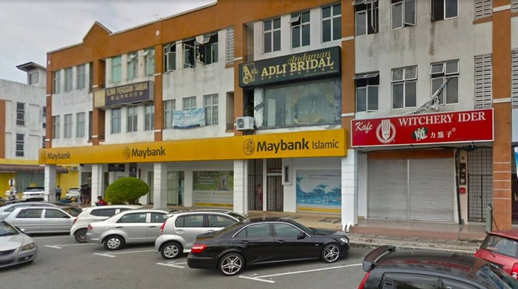 Lokasi pejabat Maybank Pontian berada di deretan kiosk tiga tingkat. Terdapat juga logo dan nama Maybank dengan latar belakang kuning di atas bahagian hadapan bangunan