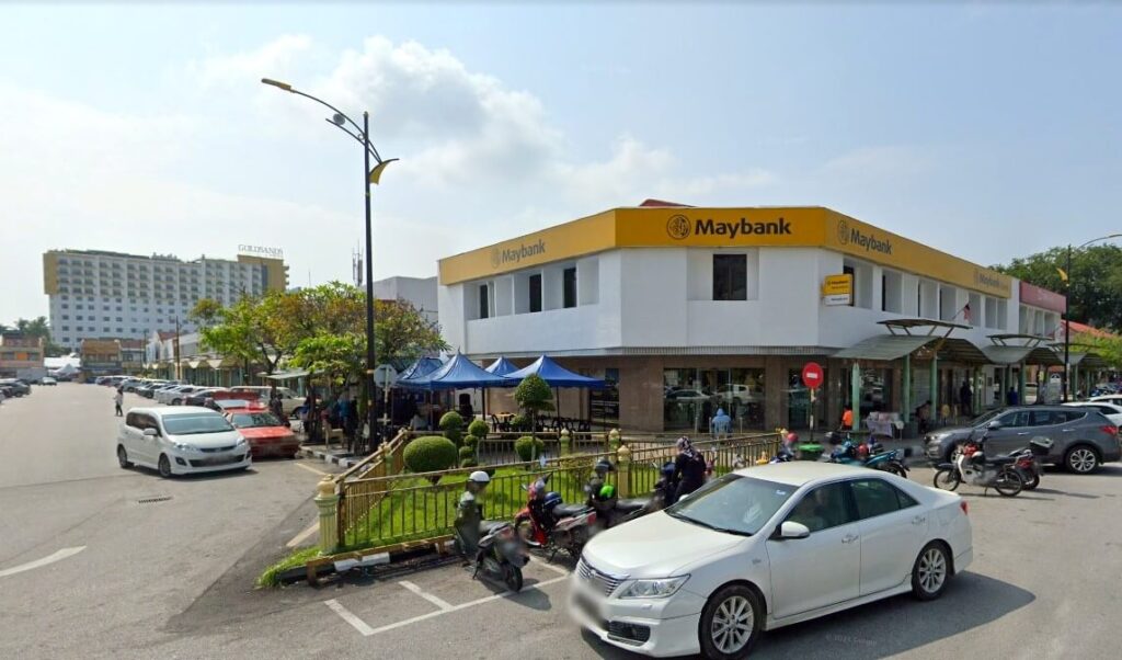 Gambar luar pejabat Maybank Pulau Langkawi dua tingkat yang terletak di Jalan Pandak Mayah 1, Pusat Bandar Kuah
