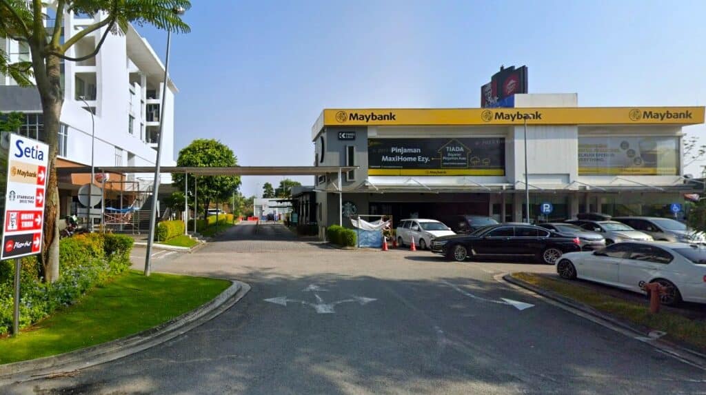 Gambar depan pejabat dua tingkat Maybank Setia Tropika dengan cat putih dan kelabu. Seperti biasa, terdapat logo dan tulisan Maybank di bahagian hadapan bahagian atas bangunan tersebut