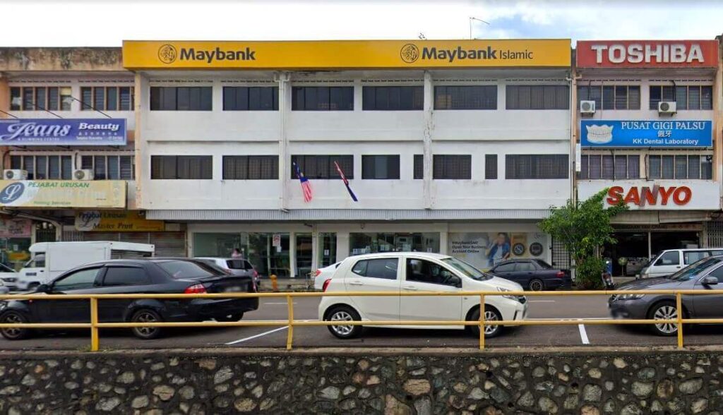 Lokasi pejabat Maybank Taman Johor Jaya berada di deretan kiosk tiga tingkat dengan cat putih. Terdapat juga logo dan nama Maybank dan Maybank Islamic dengan latar belakang kuning di atas bahagian hadapan bangunan