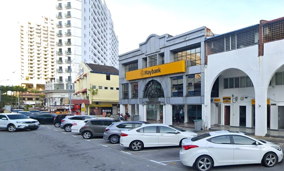 Maybank Taman Melaka Raya yang berada di tengah-tengah orang ramai di antara bangunan tinggi, tepatnya di 226 & 227, Jalan Melaka Raya 1, Taman Melaka Jaya