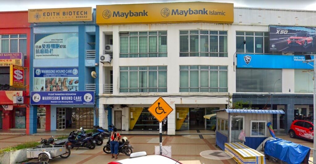 Gambar pejabat Maybank Taman Nusa Bestari dengan cat putih dan kuning serta logo dan tulisan Maybank di dinding bangunan. Terletak di sekitar deretan kiosk tiga tingkat tepatnya di 15, Jalan Bestari 1/5, Taman Nusa Bestari, 81300 Skudai