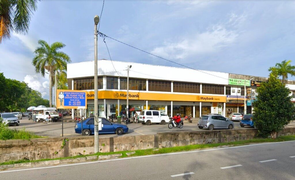 Gambar bahagian luar pejabat Maybank Taman Ria Jaya dari hadapan dan sisi di Jalan Kelab Cinta Sayang, Taman Ria Jaya