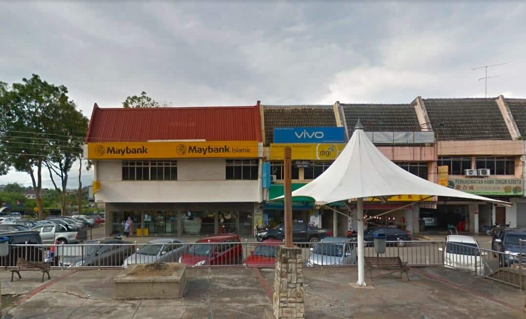 Lokasi pejabat Maybank Yong Peng terletak di sudut kanan deretan kiosk dua tingkat. Terdapat juga logo dan nama Maybank dan Maybank Islamic dengan latar belakang kuning di atas bahagian hadapan bangunan