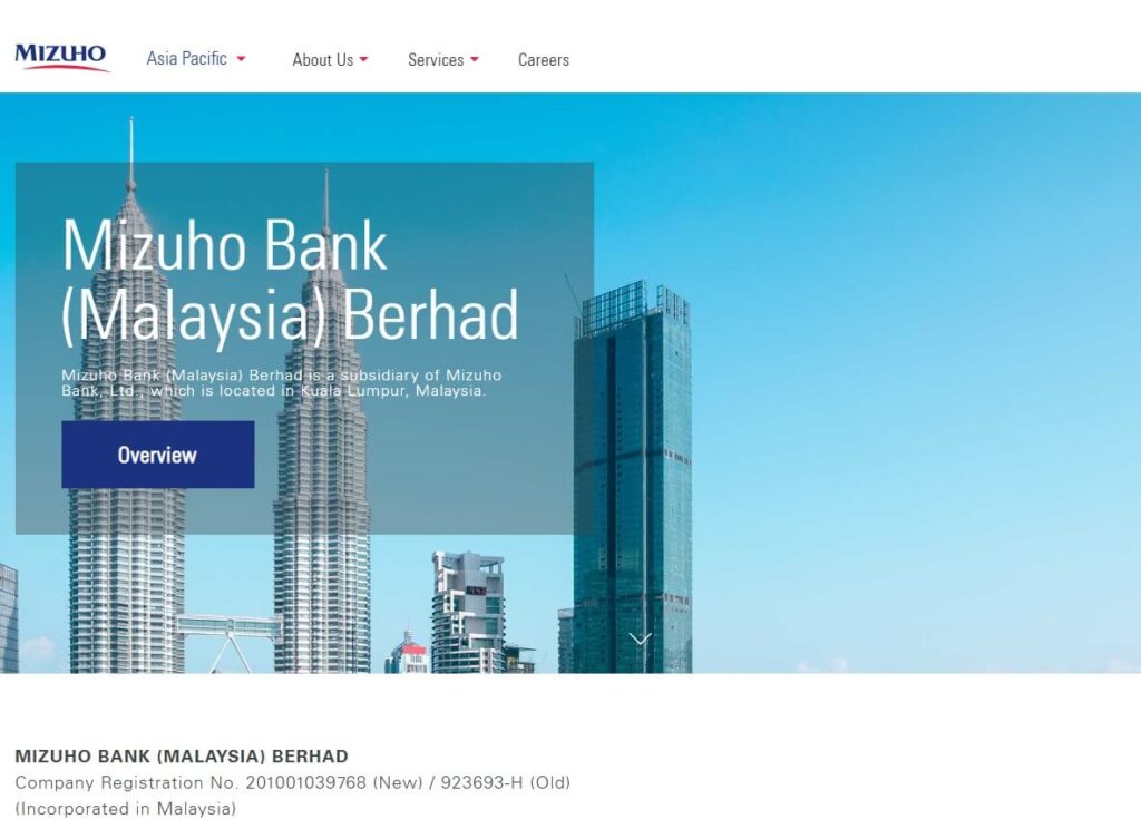Tangkapan skrin halaman utama laman web Mizuho Bank (Malaysia) Berhad, dipaparkan dengan latar langit biru terang dan latar langit Kuala Lumpur