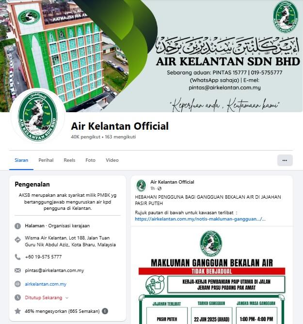 Tangkapan skrin laman Facebook rasmi Air Kelantan Sdn Bhd. Sepanduk profil memaparkan imej bergaya bangunan hijau dan putih yang besar, dengan nama dan logo syarikat, dan slogan 'Keperluan Anda, Keutamaan Kami.'" Maklumat hubungan dipaparkan dengan jelas, termasuk talian hotline (PINTAS 15777), nombor WhatsApp (019-5755777), dan e-mel (pintas@airkelantan.com.my)