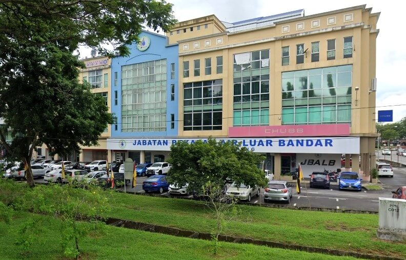 Bahagian luar kompleks bangunan komersial, khususnya pejabat Jabatan Bekalan Air Luar Bandar (Rural Water Supply Department) Bahagian Kuching