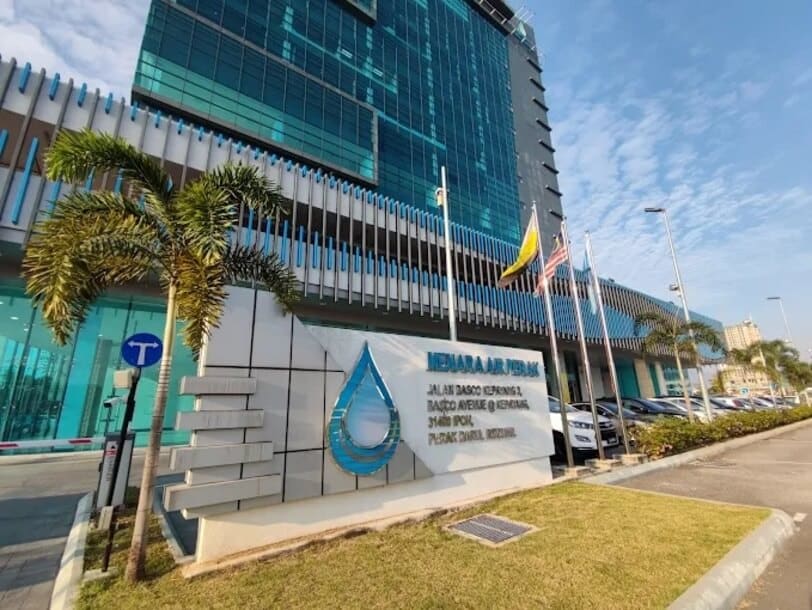 Menara Air Perak di Ipoh, Malaysia. Bahagian hadapan mempunyai tanda putih besar dengan logo titisan air biru dan teks 'MENARA AIR PERAK' dalam huruf biru tebal. Papan tanda itu juga termasuk alamat 'JALAN DATO' KEPAYANG & BASCO AVENUE @ KEPAYANG, 31400 IPOH, PERAK DARUL RIDZUAN'.