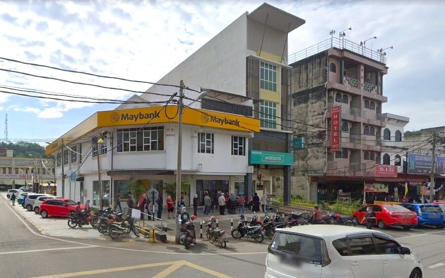 Bangunan sudut dua tingkat, dengan tingkat satu dicat kuning gelap dan tingkat dua putih dengan aksen kuning dan kelabu. Tingkat bawah menempatkan dua kedai: sebuah bank Maybank di sebelah kiri dan sebuah Watsons di sebelah kanan. Kedua-dua kedai mempunyai logo yang menonjol pada fasad mereka. Papan tanda cawangan Maybank juga kelihatan di atas bumbung