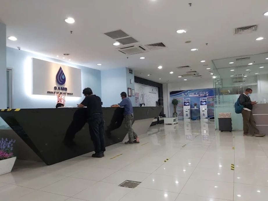 Gambar lebar kaunter penyambut tetamu dan perkhidmatan dalaman untuk SAMB (Syarikat Air Melaka Berhad), sebuah syarikat air minuman di Melaka, Malaysia