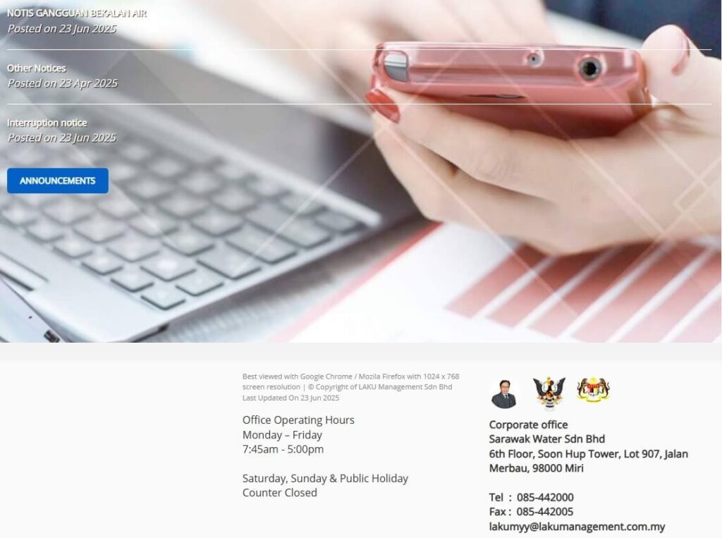 Pandangan terpotong skrin komputer yang menunjukkan laman web yang mengandungi pengumuman dan maklumat hubungan untuk LAKU Management Sdn Bhd (Sarawak Water Sdn Bhd)