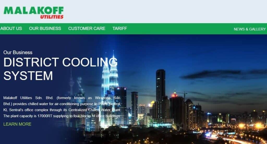 Tangkapan skrin laman web Malakoff Utilities yang menunjukkan teks "Our Business DISTRICT COOLING SYSTEM", dengan imej latar langit Kuala Lumpur pada waktu malam yang memaparkan Menara Berkembar Petronas, dan teks