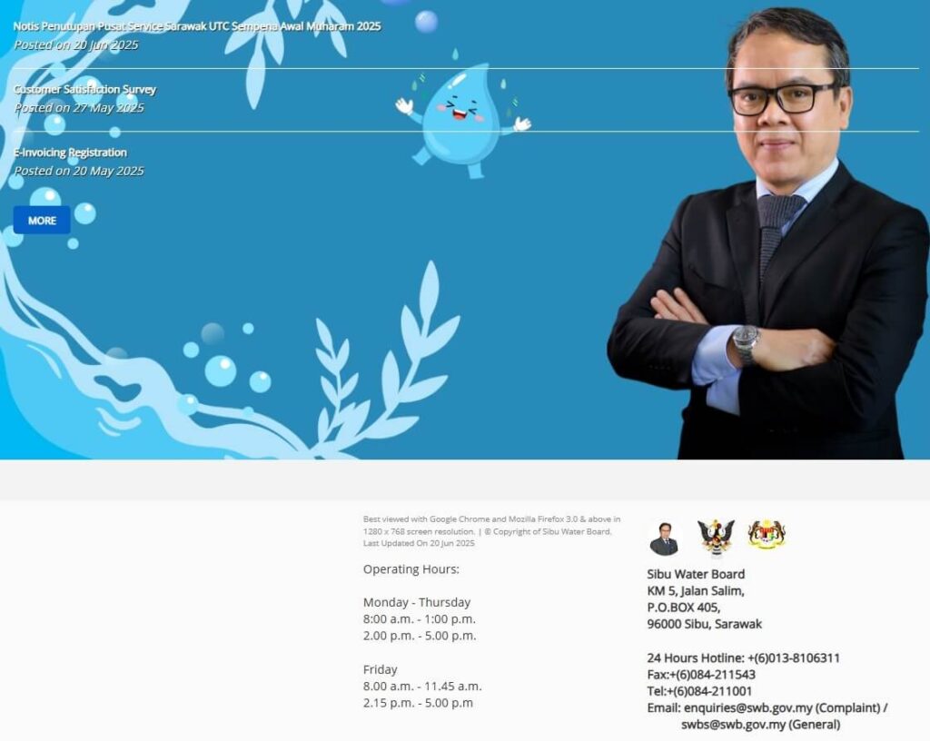 Tangkapan skrin laman web Sibu Water Board menunjukkan seorang lelaki dalam saman perniagaan berdiri dengan latar belakang biru, dengan pautan teks untuk "Notis Penutupan Pusat Service Arrawak," "Customer Satisfaction Survey," "E-Invoicing Registration," dan maklumat hubungan/waktu operasi boleh dilihat di bahagian bawah