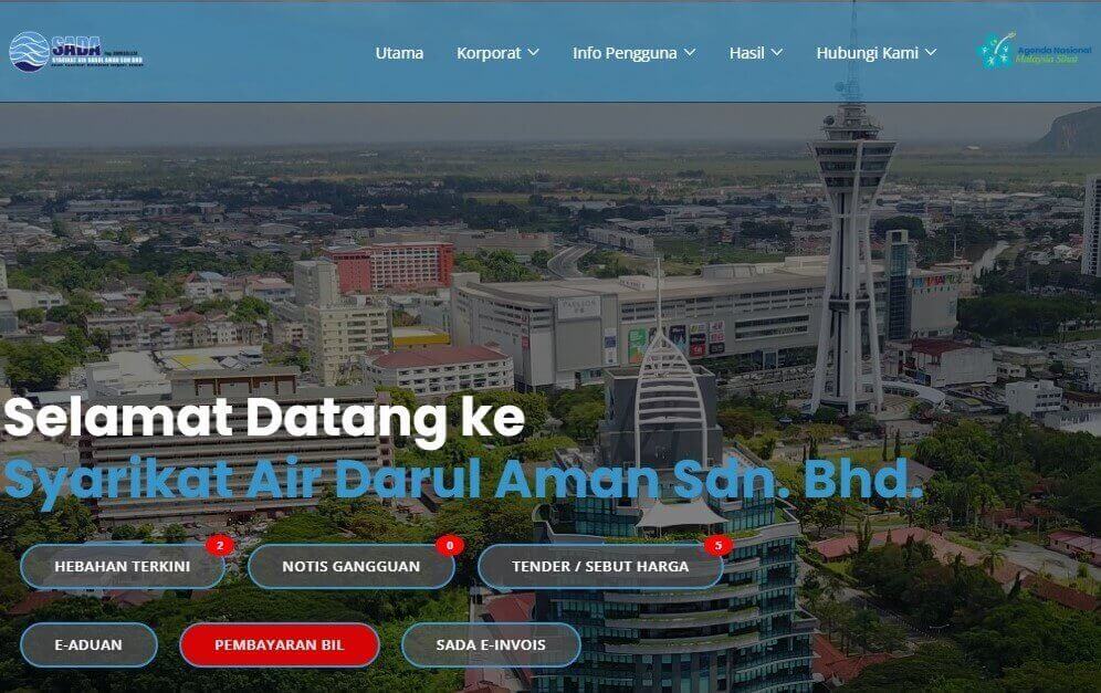 Tangkapan skrin laman utama laman web Syarikat Air Darul Aman Sdn. Bhd. (SADA), memaparkan sepanduk besar bertulis 'Selamat Datang ke Syarikat Air Darul Aman Sdn. Bhd.' bertindih di atas foto panorama latar langit bandar moden dengan menara penghantaran yang tinggi