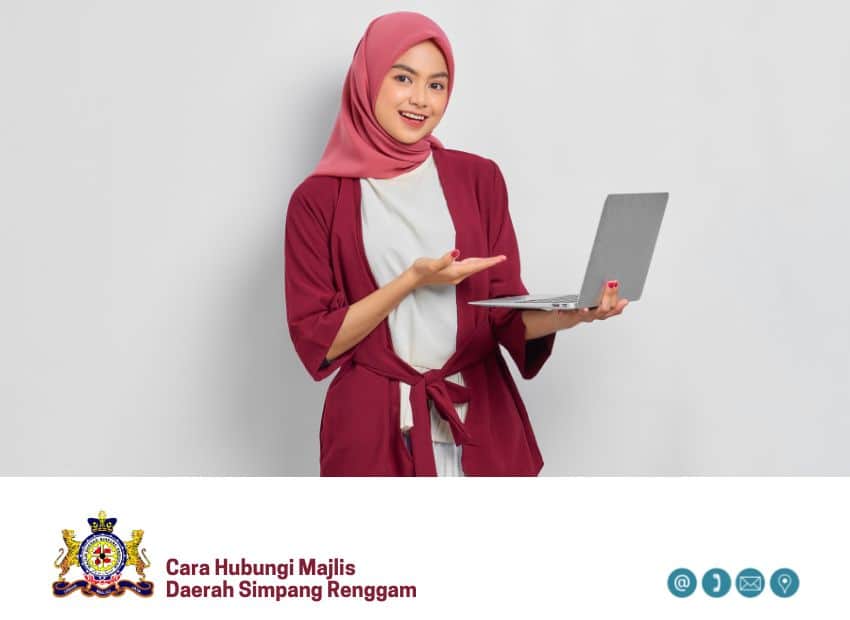 Seorang wanita muda tersenyum sambil memegang dan menunjukkan komputer riba berwarna perak. Logo Majlis Daerah Simpang Renggam kelihatan di sudut kiri bawah, dengan teks di bawahnya bertulis "Cara Hubungi Majlis Daerah Simpang Renggam"