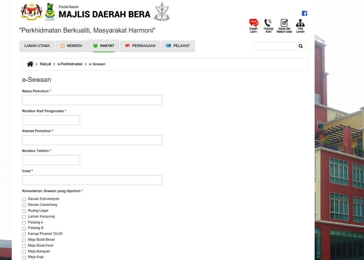 Tangkapan skrin borang permohonan "e-Sewaan" di portal rasmi Majlis Daerah Bera. Borang ini memerlukan data peribadi (Nama, Nombor ID, Alamat, Nombor Telefon, E-mel) dan membolehkan pengguna memilih kemudahan sewa seperti Dewan Konvensyen, Dewan Terang, Padang A, dan pelbagai meja/kanopi