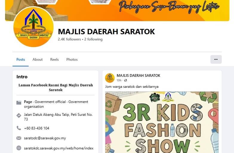 Tangkapan skrin halaman Facebook rasmi Majlis Daerah Saratok, menunjukkan logo mereka (perisai kuning dan biru dengan motif pokok palma), nama mereka, bilangan pengikut, maklumat hubungan termasuk alamat fizikal, nombor telefon, alamat e-mel $saratodc@sarawak.gov.my$, dan laman web $saratokdc.sarawak.gov.my$. Posting terbaru dilihat, mempromosikan "3R Kids Fashion Show"
