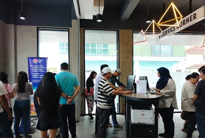 Gambar menunjukkan suasana di dalam pejabat dan lobi KWSP Pasir Gudang yang dipenuhi ahli atau peserta KWSP