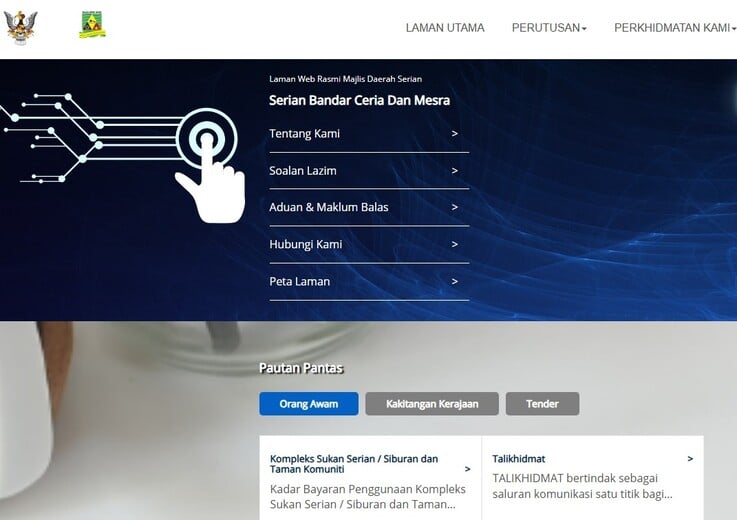 Menu laman web rasmi Majlis Daerah Serian, bertajuk "Serian Bandar Ceria Dan Mesra," dengan pautan navigasi termasuk Tentang Kami, Soalan Lazim, Aduan & Maklum Balas, Hubungi Kami dan Peta Laman, pada latar belakang digital biru