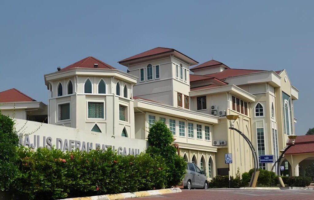 Gambar menunjukkan bahagian hadapan pejabat Majlis Daerah Batu Gajah tempoh hari. Bangunan pejabatnya bergaya Eropah dan terdapat papan nama besar di dinding kanan