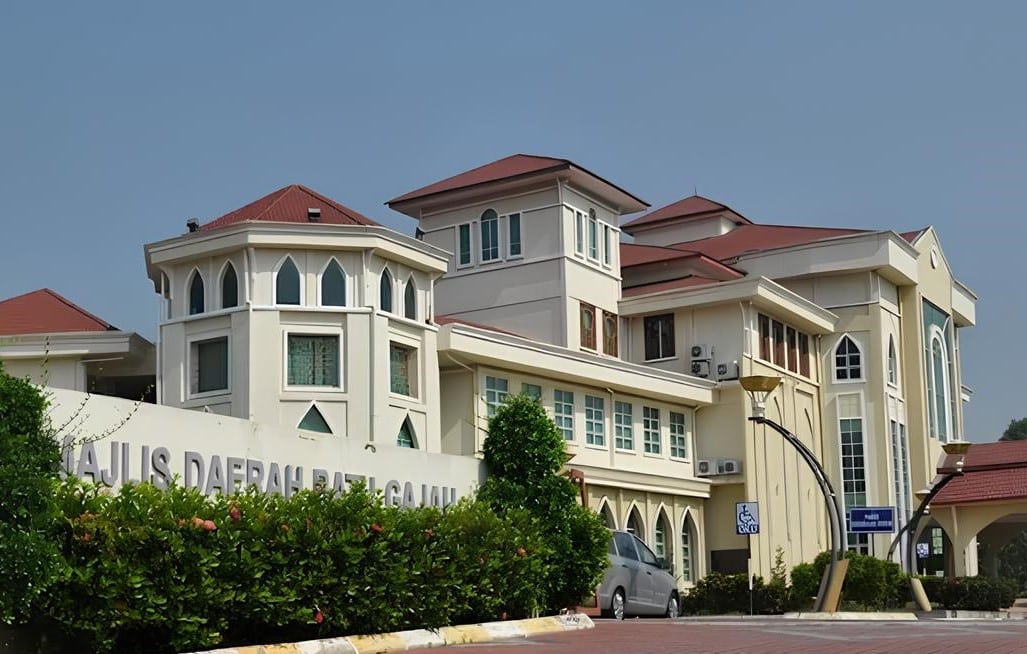 Gambar menunjukkan bahagian hadapan pejabat Majlis Daerah Batu Gajah tempoh hari. Bangunan pejabatnya bergaya Eropah dan terdapat papan nama besar di dinding kanan