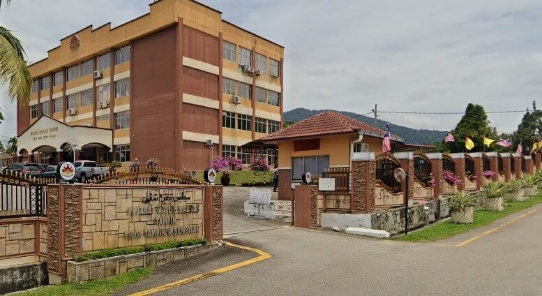 Bangunan utama dan pintu masuk pintu batu Majlis Daerah Tampin (Tampin District Council), sebuah pejabat kerajaan bertingkat berwarna kuning-coklat di Malaysia